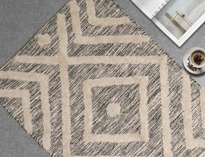 TUFTED RUG